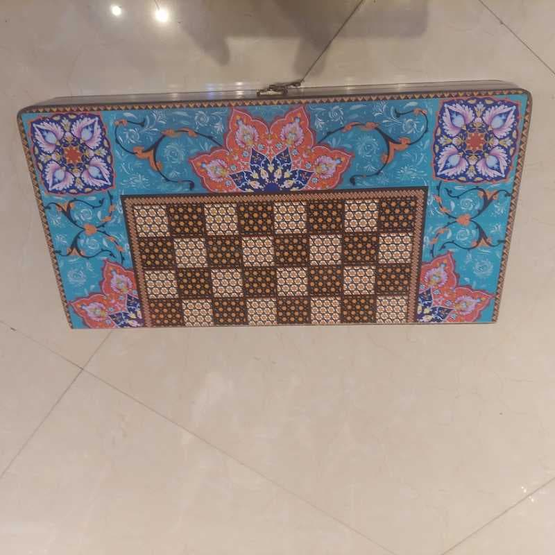 تخته نرد وشطرنج لبه گرد قفل دار -چوب روسی 45سانت طرح خاتم کاری فیروزه ای - تصویر ۱