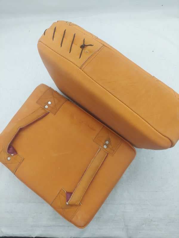 میت بالشتی چرمی 28×38 بغل دوخت پشت دستگیره دار