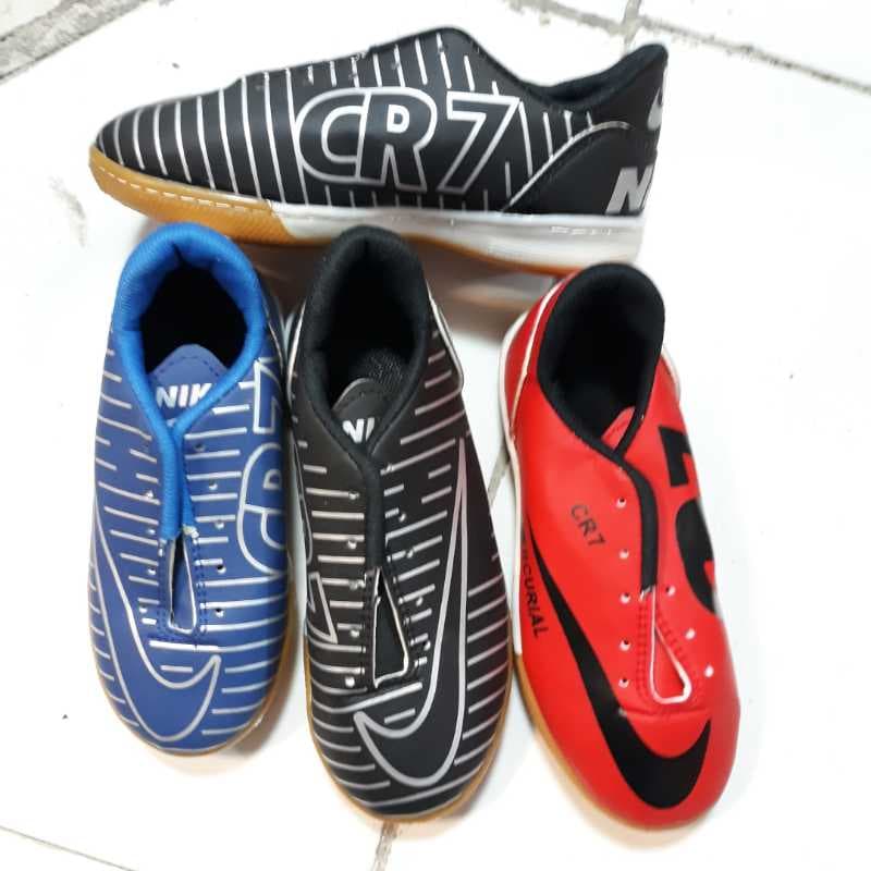 کفش سالنی بچگانه cr7 نایک خطدار - تصویر ۱