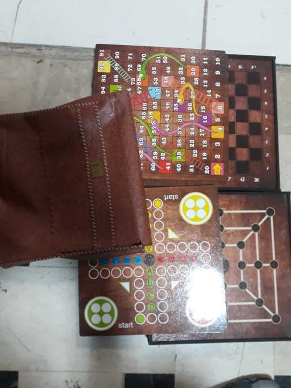 6بازی 30در30 کیف چرمی کوینز - منچ مارپله دوز شطرنج تخته نرد - تصویر ۱