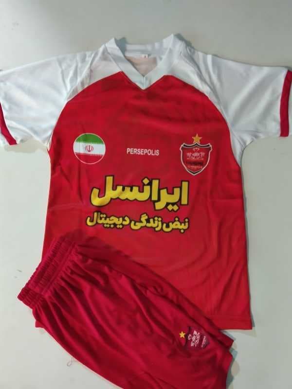 تیشرت شورت پرسپولیس یقه هفت ایرانسل  - تصویر ۱