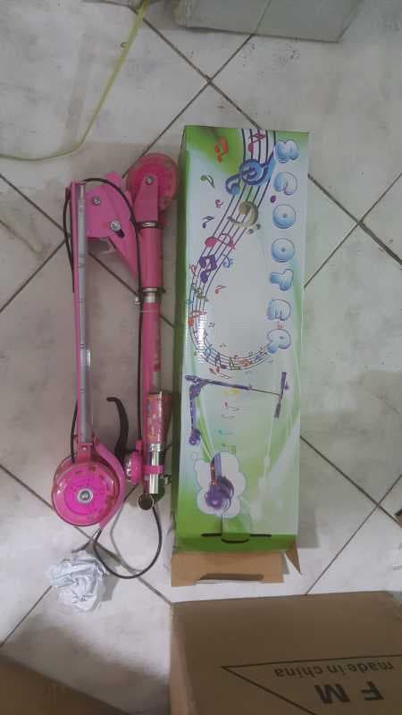 208 اسکوتر سه چرخ کوچک موزيکال بغل چراغ - تصویر ۱
