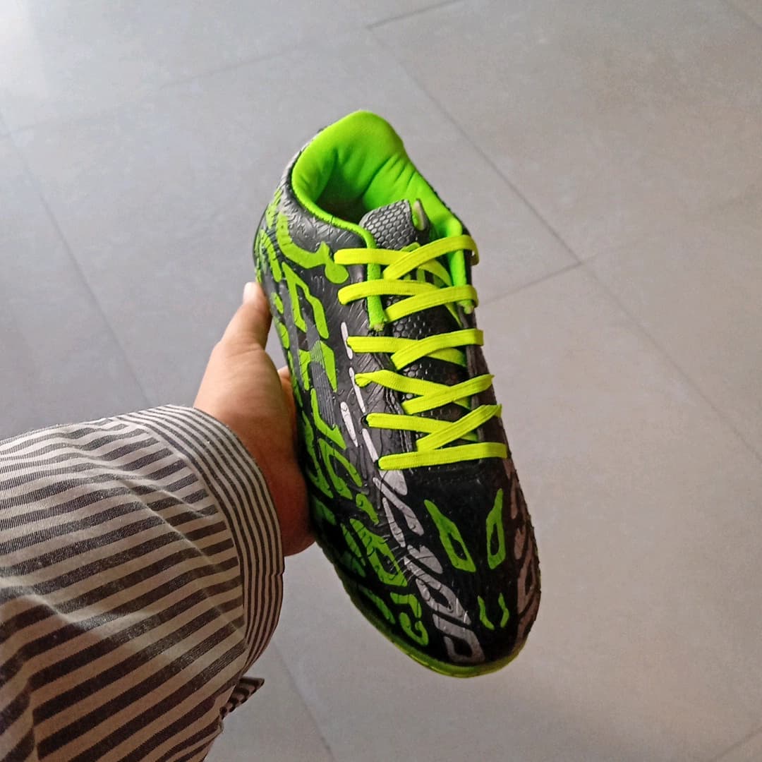 کفش استوک میانه توتال  ادیداس dm طرح مشکی فسفری - تصویر ۸